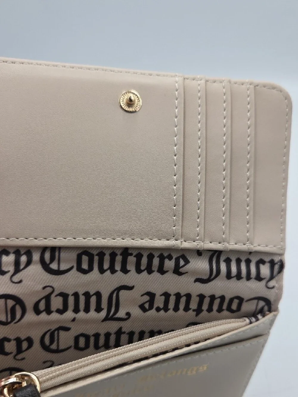 Juicy Couture My Heart Bongs To Juicy Wallet